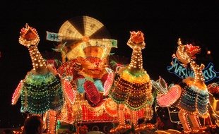 Un char lors du défilé nocturne du carnaval de Cholet.