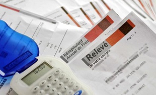 Récapitulatif de frais bancaires et relevé de compte.