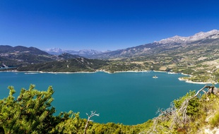 Illustration d'un lac, ici celui de Serre-Ponçon.