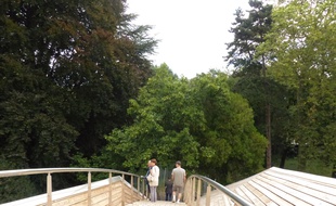 Lyon, le 27 août 2014. Depuis quelques semaines, le parc de la Passerelle, nouvel ecrin lyonnais, permet de relier le 5e aux 9e et de cheminer sur une grande partie de l'arrondisssement a travers des promenades, des prairies natures et sous-bois.