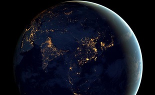 Vue de la Terre la nuit depuis l'espace.