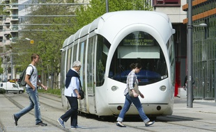 Illustration d'un tram T3 à l'arrêt de la Part Dieu de Lyon, le 11 avril 2011, Lyon. CYRIL VILLEMAIN/20 MINUTES
