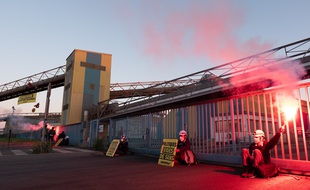 Des militants de Greenpeace manifestent à Saint-Nazaire ce lundi matin