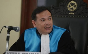 Le juge Ujang Abdulla lors de l'examen du recours du Français Serge Atlaoui, condamné à la peine de mort, le 7 mai 2015 à Jakarta