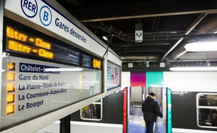Un passager monte à bord du RER B à la station Châtelet-Les Halles, le 9 mars 2016.
