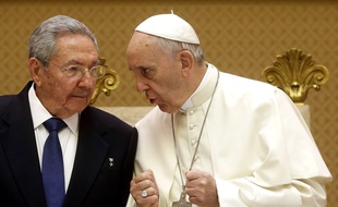 Raul Castro et le pape François, dimanche 10 mai 2015 au Vatican.