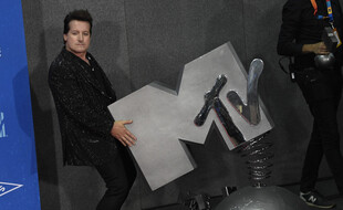 Le batteur de Green Day, Tré Cool, s'amusant avec le logo de la chaîne lors des MTV EMA en 2019