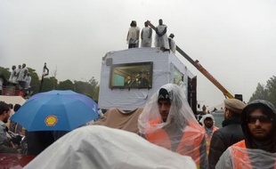 Le chef religieux pakistanais Tahir ul-Qadri a appelé jeudi ses milliers de partisans à mettre fin à leur sit-in massif dans la capitale Islamabad et entamé du même souffle des pourparlers avec le gouvernement à propos d'éventuelles réformes pour lutter contre la corruption à l'approche des élections.