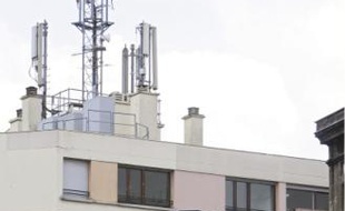 Une antennes-relais, sur le toit de l'école d'architecture de Bordeaux.