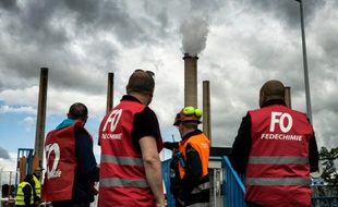 Des salariés en grève devant la raffinerie Total de Feyzin le 23 mai 2016 pour protester contre la loi travail