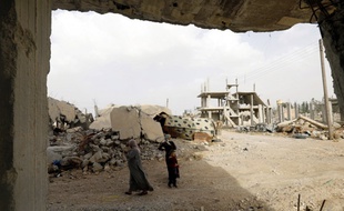 Une femme marche dans les rues de Kobane, en Syrie, en mai 2018.