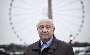 Portrait de Marcel Campion devant sa grand roue.
Il est l' organisateur de la "Grande Parade du Nouvel An" et surnommé le "roi des forains".