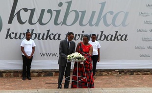 Le président du Rwanda Paul Kagamé et sa femme Jeanette déposent une gerbe au mémorial de Gisozi le 7 avril 2015, à Kigali pour les commémorations du génocide