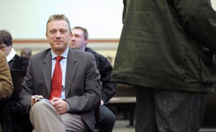 La cour d'appel de Colmar a condamné mercredi le chef de file du Front National en Alsace, Patrick Binder, à 5.000 euros d'amende pour injure et provocation à la haine raciale en raison de commentaires postés sur son blog, une peine allégée par rapport à celle prononcée en première instance.