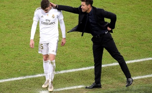 Diego Simeone réconforte Valverde après son