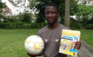 Strasbourg, le 3 juin 2016. - Mahamoud Keita, élève en sport-études au lycée Jean-Monnet, jongle entre sa Terminale S et l'équipe U19 du Racing club de Strasbourg.