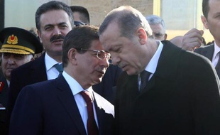 Le président turc Recep Tayyip Erdogan (d) et le Premier ministre Ahmet Davutoglu, le 10 novembre 2014 à Ankara