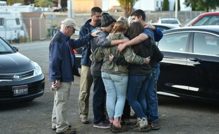 Des personnes prient lors d'une veillée en mémoire des victimes du tueur de Roseburg à Winston, dans l'Oregon, le 3 octobre 2015