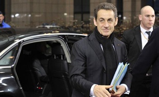 Nicolas Sarkozy réunit mardi matin à l'Elysée l'ensemble des parlementaires de la majorité pour aborder la mise en forme législative des mesures qu'il a annoncées dimanche, a-t-on appris lundi de source proche du groupe UMP à l'Assemblée nationale