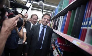 Le ministre de l'Education nationale Luc Chatel visite, le 17 août 2009, l'Intermarché de Villeneuve-le-Roi sur le thème des « essentiels de la rentrée».