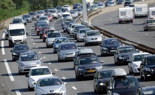 La circulation était dense samedi en fin de matinée sur la route des vacances, avec plus de 230 kilomètres de bouchons cumulés pour ce premier grand chassé-croisé de l'été, marqué par de fortes chaleurs dans l'Est et des intempéries dans l'Ouest.