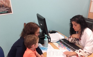 Lors de cette consultation, l'infirmière vérifie avec Claire, la mère de Pierre, si toutes les recommandations sont bien suivies à l'école.