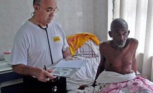 Photo fournie le 20 septembre 2014 par l'ONG Juan CIUDAD du frère Manuel Garcia Viejo avec un malade à l'hôpital San Juan de Dios à Lusar en Sierra Leone