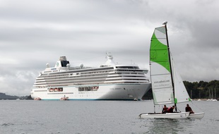 Des enfants font du catamaran devant un paquebot. Ici en juillet 2015 au large de Saint-Malo.