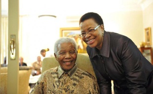 L'ancien président sud-africain Nelson Mandela, âgé de bientôt 95 ans, "va bien" et sa santé s'améliore après plus d'une semaine d'hospitalisation pour une pneumonie, selon son épouse citée vendredi par des médias.