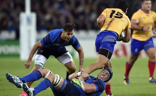 Le Roux et Guitoune aux prises avec les Roumains, lors du match France-Roumanie du 23 septembre 2015.