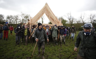 Des zadistes déplacent une charpente en bois, le 15 avril 2018.