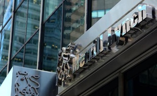 La banque américaine Merrill Lynch va payer une somme record dans une plainte pour discrimination raciale aux Etats-Unis pour avoir entravé la carrière de centaines de ses employés noirs.