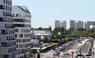 La rue Lucien Faure, dans le quartier des Bassins à Flot à Bordeaux.