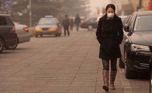 La Chine a admis vendredi que deux-tiers des villes de son territoire dépassaient le seuil maximum de pollution atmosphérique prévu par les nouvelles normes qui comptabilisent les particules fines, les plus dangereuses pour la santé.
