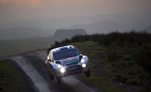 Le Finlandais Jari-Matti Latvala (Ford Fiesta RS) est parti en tonneaux dans la 4e épreuve spéciale du 80e Rallye Monte-Carlo, mercredi après-midi en Ardèche, alors qu'il était en tête du rallye avec 30 secondes d'avance sur le Français Sébastien Loeb (Citroën DS3)