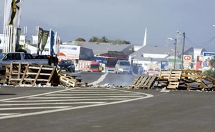 Des entrepreneurs du bâtiment et des travaux publics (BTP) de Guadeloupe, assistés de leurs ouvriers, ont érigé tôt mercredi matin des barrages bloquant la circulation dans l'île, a-t-on appris de sources concordantes.