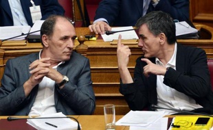 Le ministre grec des Finances Euclides Tsakalotos (d) et le ministre grec de l'Economie Giorgos Stathakis (g) pendant les débats parlementaires sur le nouvel accord avec les créanciers, le 13 août 2015 à Athènes