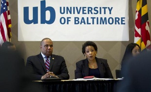 La ministre américaine de la Justice Loretta Lynch discute avec des représentants de la société civile de Baltimore, dans le Maryland, le 5 mai 2015