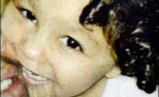 La petite Alyssa, "en bonne santé", a été rendue à ses parents dans la nuit de vendredi à samedi, quelques heures après avoir été retrouvée, aux alentours de 21H00, dans un quartier périphérique au nord de Bordeaux, la cité des Aubiers, a-t-on indiqué de source policière.