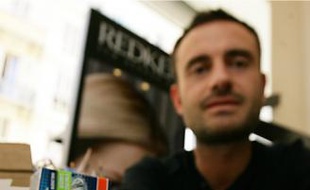 Emmanuel Fournaise a reçu hier ses spots des mains des dirigeants d'EDF et de la CCI.
