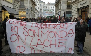 Des opposants à la construction du futur aéroport de Notre-Dame-des-Landes manifestent à Nantes le 24 novembre 2012.