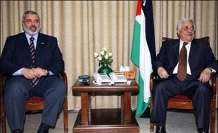 Le président palestinien Mahmoud Abbas du Fatah et le Premier ministre désigné Ismaïl Haniyeh du Hamas ont scellé mercredi un accord sur la composition du gouvernement d'union censé mettre fin à la crise politique interne et oeuvrer à la levée des sanctions internationales.