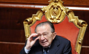 Giulio Andreotti, sept fois président du Conseil et l'une des figures emblématiques de la scène politique italienne de l'après-guerre, a été hospitalisé samedi soir à Rome pour une arythmie cardiaque, mais son état général semble satisfaisant, ont indiqué les médias italiens.