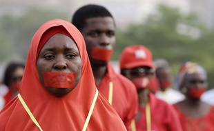 Lundi 13 avril, lors d'une manifestation silencieuse à Abuja (Nigeria), des Nigérians demandent au gouvernement de secourir les jeunes filles enlevées un an plus tôt.