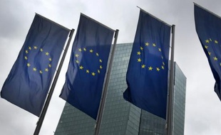Drapeaux européens devant la BCE le 13 juillet 2015 à Francfort
