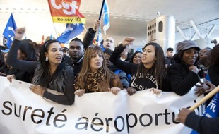 Une file d'attente se formait samedi matin pour les départs en vacances au terminal 2F de l'aéroport de Roissy, au deuxième jour de grève des agents de sûreté aéroportuaire, chargés du contrôle avant l'embarquement, a constaté une journaliste de l'AFP.