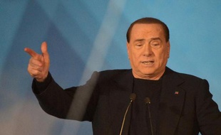 "C'est un jour amer, un jour de deuil", a déclaré mercredi Silvio Berlusconi, la main sur le cœur, en sortant saluer ses partisans à Rome, peu avant un vote au Sénat sur sa destitution.