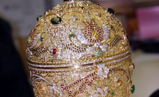Un oeuf de Pâques en or, façon Fabergé, évalué à entre 800.000 et un million d'euros, a été retrouvé près de la frontière franco-suisse aux mains de trois Biélorusses, quatre ans après son vol à Genève, a annoncé lundi la police française.