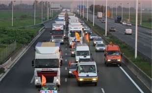 En ralentissant deux voies sur trois pendant plusieurs heures, la CFDT Transports a semé un gros embouteillage hier sur l'A 1.