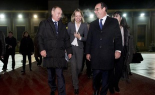 Le président russe Vladimir Poutine raccompagne le président français François Hollande à son avion, le 6 décembre 2014, à Moscou